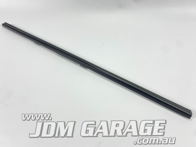 Genuine R32 Outer Door Moulding RHS - Image 3