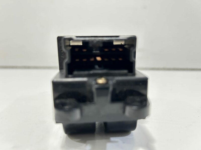 R33 Drivers Window Switch Coupe - Image 2