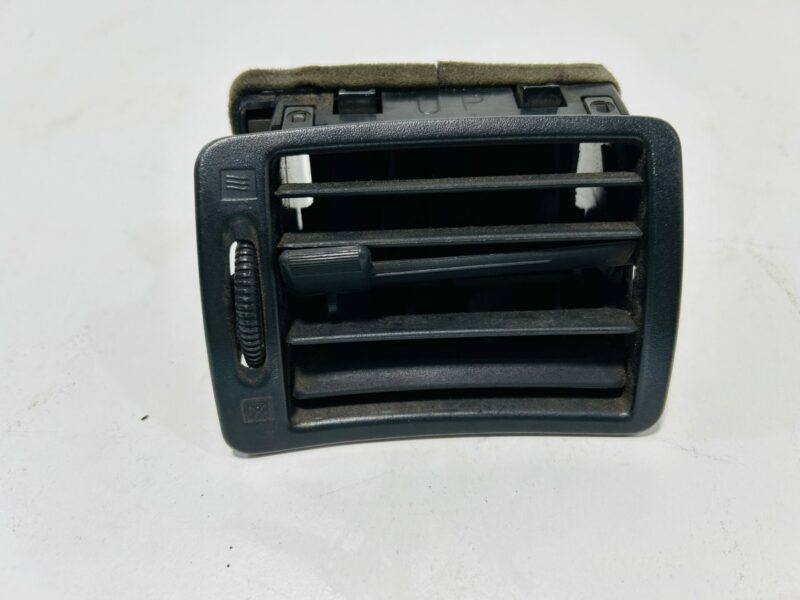 Genuine Passenger Air Con Vent R32 - Image 2