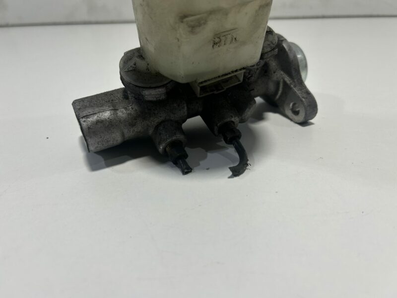 Genuine Nissan BM44 Brake Master Cylinder ABS - Image 3