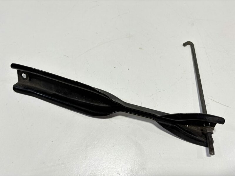 R32 Battery Clamp