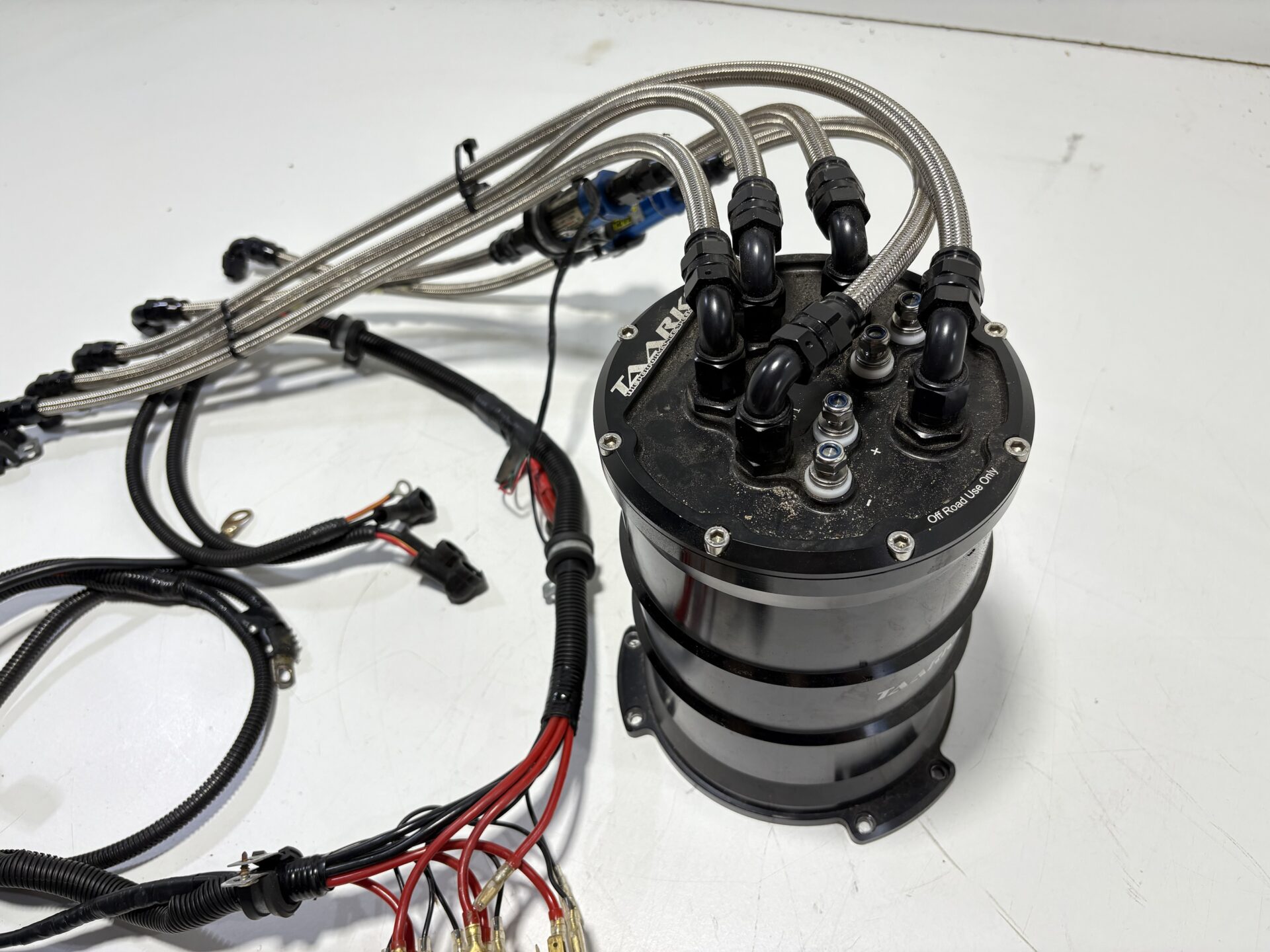 OSIAS Aluminum 2.8L 8AN Fuel Surge Tank For Twin Walbro 460 Pumps – Universal