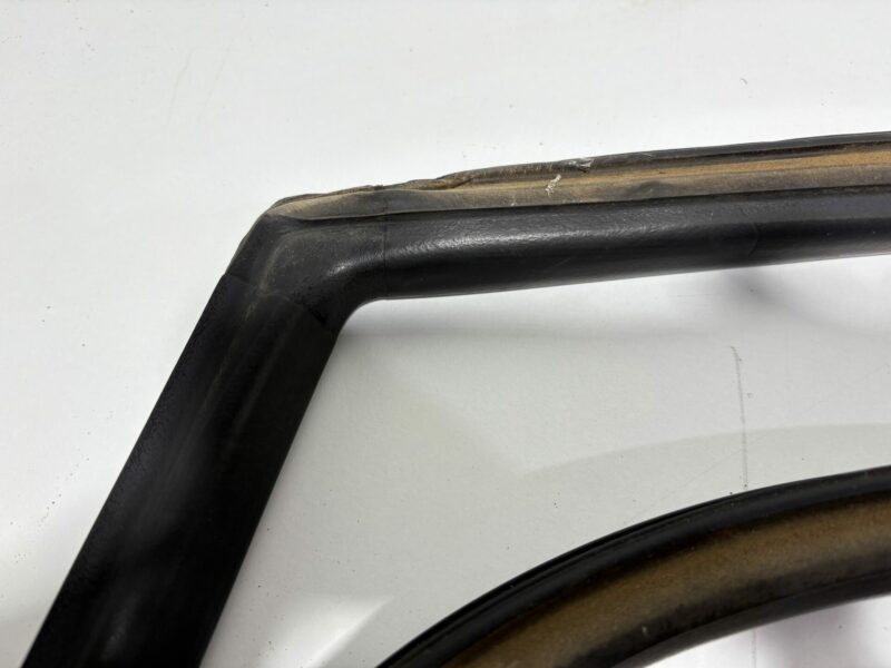 R32 Coupe Window Rubbers Seals Pair - Image 3