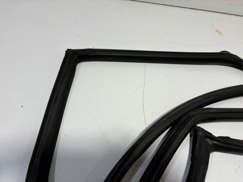 R32 Sedan Window Rubbers Seals Set - Image 4