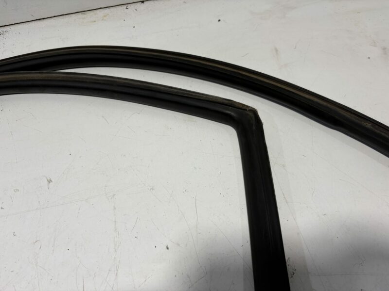 R32 Coupe Window Rubbers Seals Pair - Image 3