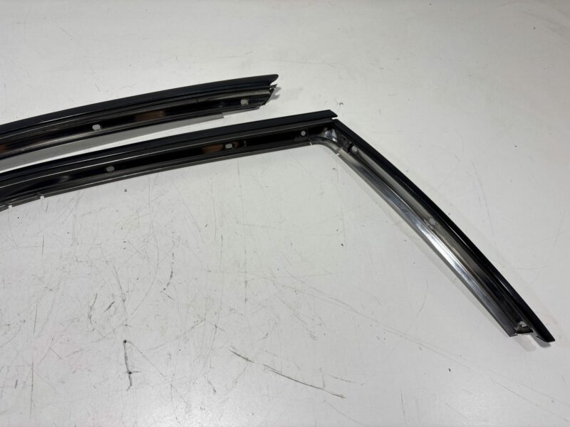 R32 Coupe Weatherstrip Retainer Pair - Image 4