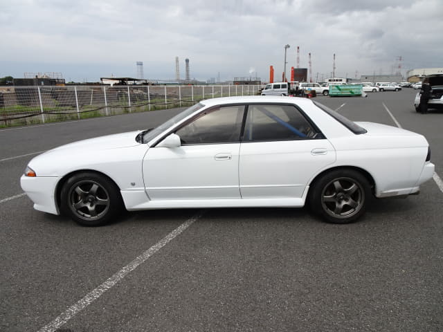 Wrecking 1990 Nissan R32 GTS4 Sedan RB20DET - Image 2