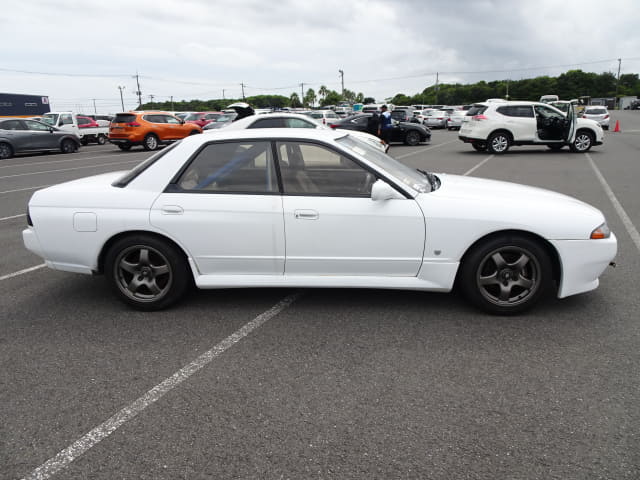 Wrecking 1990 Nissan R32 GTS4 Sedan RB20DET - Image 4